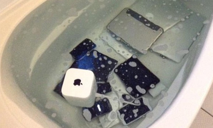 Trả thù bạn trai lừa dối, cô gái ném tất cả bộ sưu tập Apple của người yêu vào bồn tắm