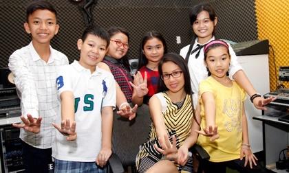 Học trò 'Giọng hát Việt nhí' quậy tưng bừng nhà cô giáo Cẩm Ly