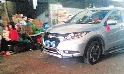 Quái xế không giấy phép lái xe đâm qua người bé gái 2 tuổi 3 lần