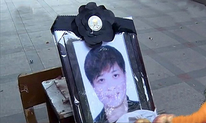 Con 3 tuổi đẩy mẹ ngã từ tầng 5 thang máy tử vong