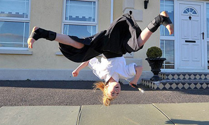 Cô bé 9 tuổi múa kiếm, nhào lộn gây sốt