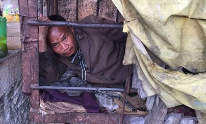 Người đàn ông bị xích cổ, nhốt trong lồng sắt 11 năm