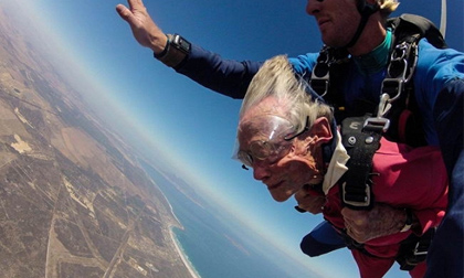 Cụ bà nhảy dù và lặn cùng cá mập để kỷ niệm 100 tuổi của mình