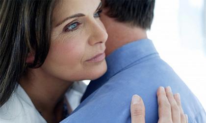 Bỏ vợ già, chồng công khai ngoại tình với gái trẻ