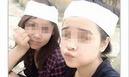 Hai thiếu nữ quấn khăn tang vô tư chụp hình 'tự sướng'