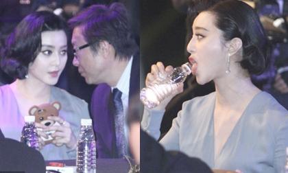 Phạm Băng Băng ngồi sát đại gia vẫn 'phàm ăn tục uống'