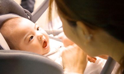 Giúp bé học hỏi và phát triển trong 12 tháng đầu đời