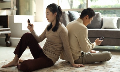Phát hiện chồng ngoại tình nhờ chiếc điện thoại hỏng