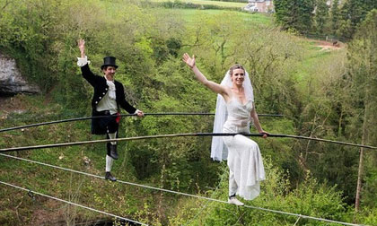 Cặp đôi làm đám cưới... trên dây