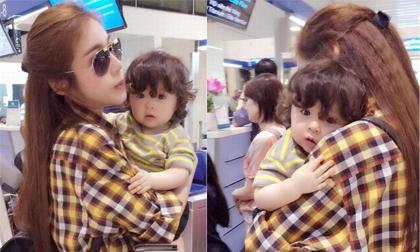 Cadie mắt tròn xoe ngơ ngác khi được mẹ đưa đi chơi