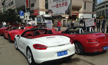 Đại gia dùng dàn siêu xe lật tung thành phố để tìm cô gái trong bức ảnh nhặt được