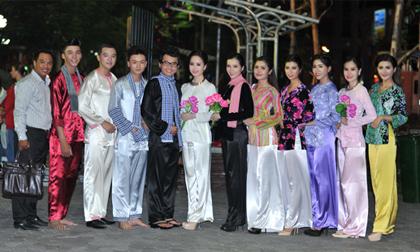 Á vương Ký Quốc Đạt cùng dàn mẫu tạo ấn tượng dịp đại lễ