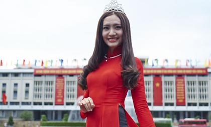 Á khôi Dương Hiểu Ngọc diện áo dài rực rỡ trước Dinh Độc Lập