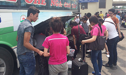 Người dân đội nắng trở lại Thủ đô sau nghỉ lễ