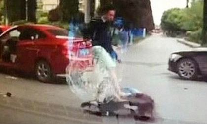 Quý ông rượt đuổi, đánh gãy xương nữ tài xế ngay giữa đường