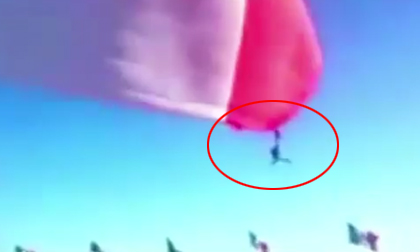 Binh sĩ bị lá cờ cuốn bay lên không trung