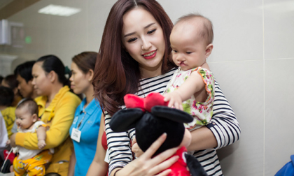 Mai Phương Thúy ăn diện kín đáo đi làm từ thiện