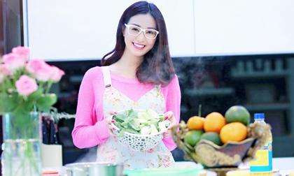 Khánh My giản dị vào bếp trổ tài đảm đang
