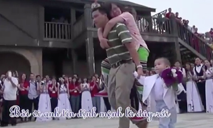 Chuyện tình cảm động: Người chồng 'cõng vợ đi khắp thế gian'