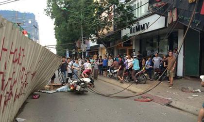 Cần cẩu gẫy tại công trường thi công trên đường Cầu Giấy, ít nhất 2 người bị thương