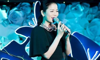 Lệ Quyên cười tít mắt khi cùng đồng nghiệp quyên góp được 166 triệu