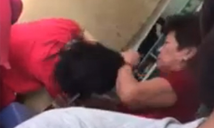 Tự đi cắt tóc, bé gái bị bà giật tóc, dúi đầu, chửi mắng thậm tệ