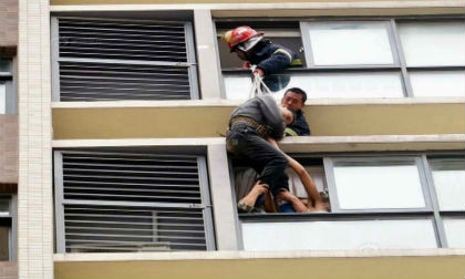 Ngộp thở với khoảnh khắc giải thoát cậu bé mắc kẹt ở tầng 11