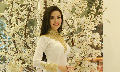 Phan Thị Mơ thả dáng mềm mại với áo dài