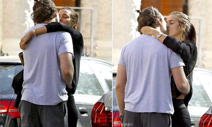 Bồ cũ Cristiano Ronaldo và tình mới 'sàm sỡ' nhau trên phố