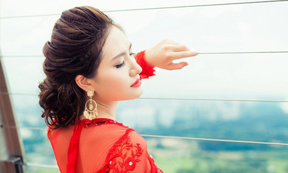 Á khôi Dương Hiểu Ngọc mang áo dài Tommy Nguyễn đến Singapore