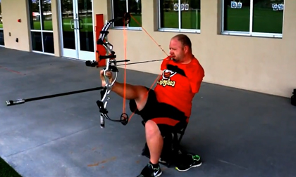 Cung thủ trổ tài bắn cung bằng chân siêu đỉnh