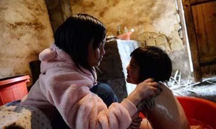 Cuộc sống cơ cực của 'bà mẹ nhí' 13 tuổi dễ thương