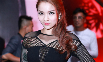 Thủy Top ăn diện gợi cảm 'quậy' tưng bừng tại bar