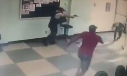 Bảo vệ đấu súng ác liệt với nhóm cướp như trong phim