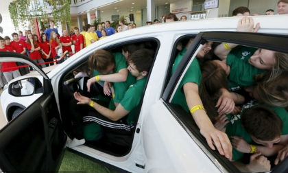 Hàng chục người tự nhồi nhét mình vào xe để được ghi Sách kỷ lục Guinness