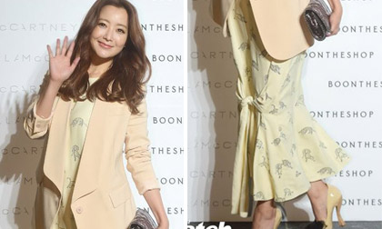 Kim Hee Sun gây chú ý với váy buộc độc đáo