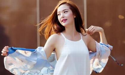 Minh Hằng diện đồ trễ nải xuống phố