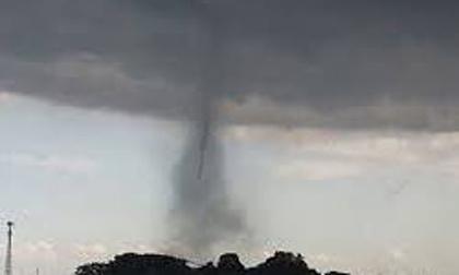 Hình ảnh chân thực trận lốc xoáy dữ dội bất thường tại Hà Nội