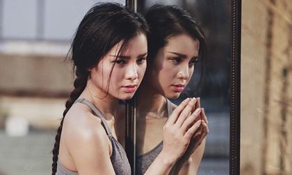 Phương Trinh Jolie tập yoga trên chung cư ma