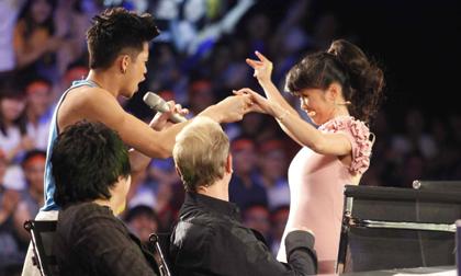 Hồng Nhung rời ‘ghế nóng’ nhún nhảy cùng hotboy Việt kiều