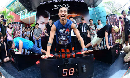 Phạm Anh Khoa đánh bật 365 trong màn hít đất