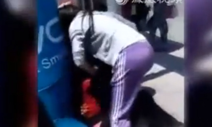 Con gái đánh mắng mẹ đẻ giữa đường gây phẫn nộ