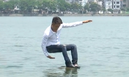 Kinh ngạc với màn ảo thuật đi bộ trên hồ Tây