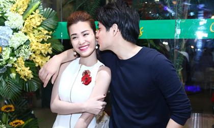 Ông Cao Thắng hôn Đông Nhi trong tiệc chiến thắng