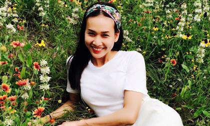 Dương Mỹ Linh rạng rỡ giữa cánh đồng hoa