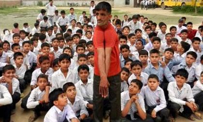 'Người cao su' dùng vai đập vỡ đĩa CD nhiều nhất thế giới