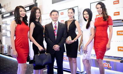 Dàn chân dài khoe dáng trong buổi ra mắt TV màn hình cong