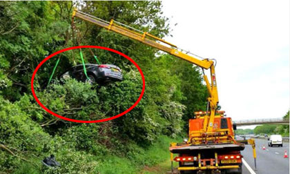 Xe ô tô mất lái 'leo' thẳng lên cây cao 'ngất ngưởng'