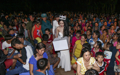 Huỳnh Thuý Anh đội vương miện đi làm từ thiện 