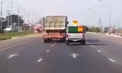 Cái kết bất ngờ cho việc 2 ô tô tranh nhau vượt